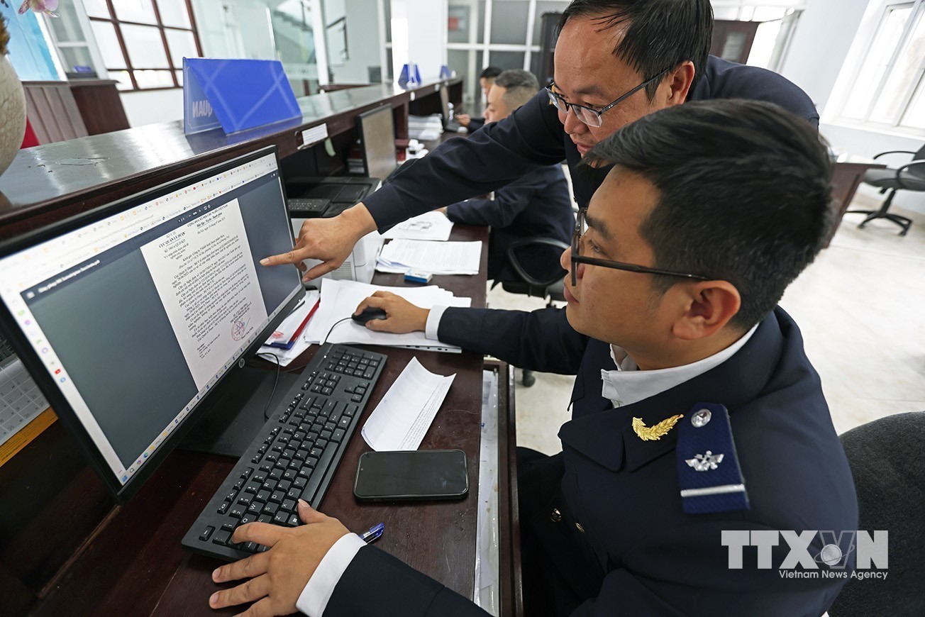 Hoạt động nghiệp vụ của công chức hải quan trên hệ thống VNACCS/VCIS. (Ảnh: Vũ Sinh/TTXVN)